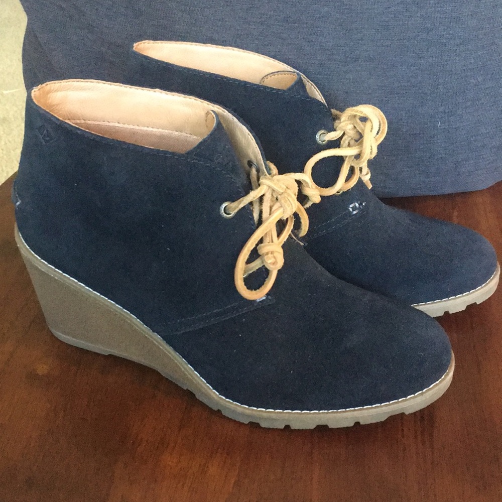 Sperry size 9M black suede wedges with laces